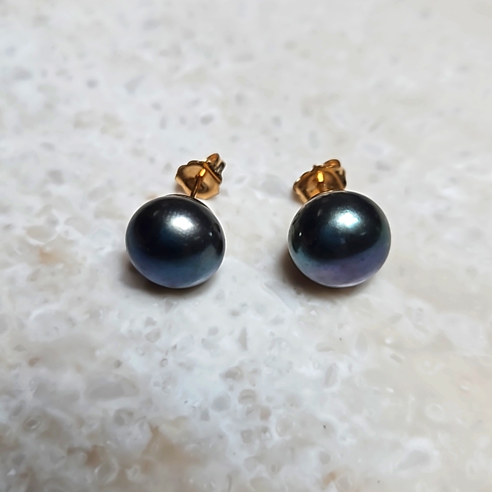 14 Kt Yellow Gold Grey Pearl Button Stud Earrings